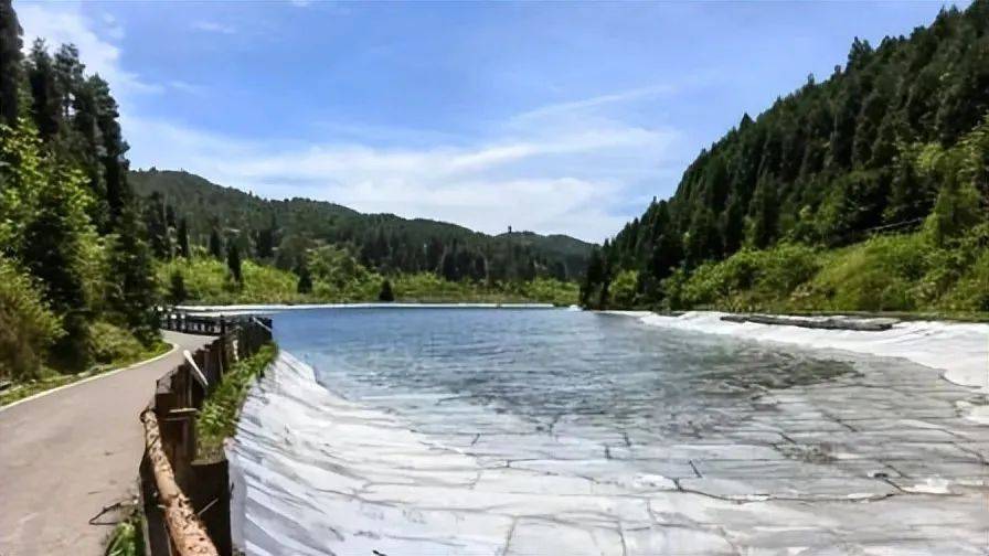 重慶一森林公園天池湖底驚現(xiàn)304不銹鋼 網(wǎng)友吵翻了！:304不銹鋼